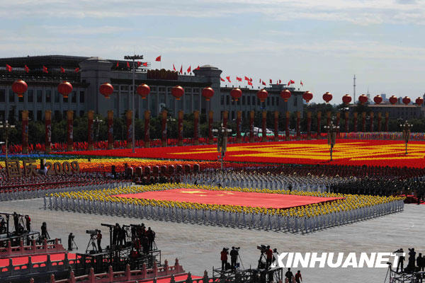 这是仪仗队高擎国庆游行历史上最大的五星红旗通过天安门广场。