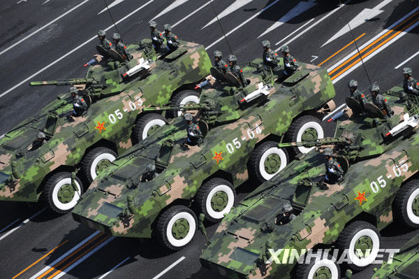 10月1日，首都各界庆祝中华人民共和国成立60周年大会在北京天安门广场隆重举行。这是轮式步战车方队前往接受检阅。