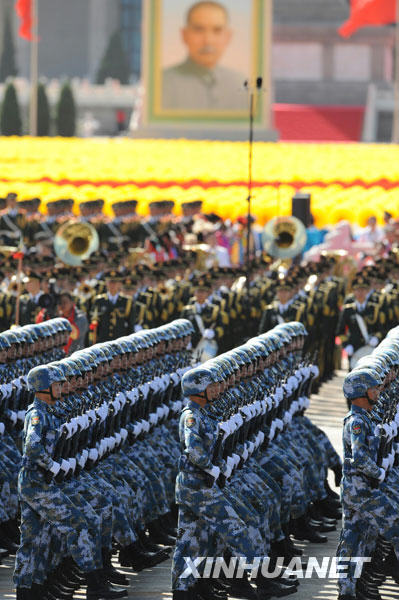 这是国庆阅兵分列式中的海军陆战队方队正在通过天安门广场。