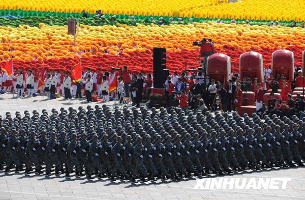 这是空降兵方队接受检阅。