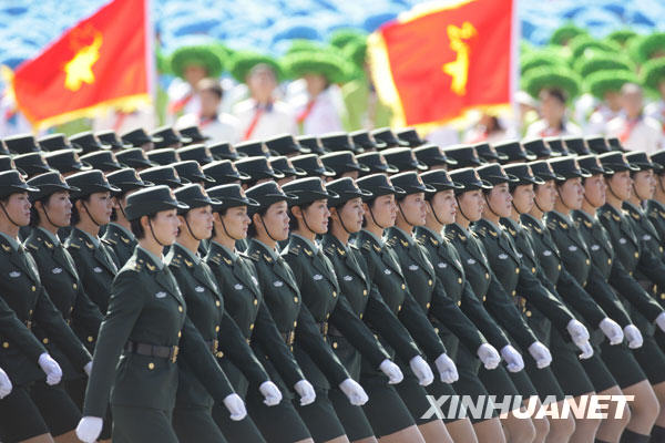 这是女兵方队通过天安门广场。